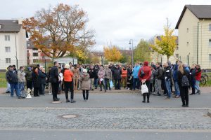 Claudia Stamm mit Geflüchteten vor der Sondereinrichtung in Bamberg