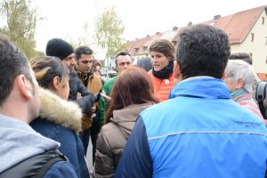 Claudia Stamm mit Geflüchteten vor der Sondereinrichtung in Bamberg