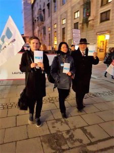 Von links nach rechts: Thomas Maier, Marion Ellen, Axel Schweiger auf der Münchner Demo am internationalen Tag gegen Rassismus.